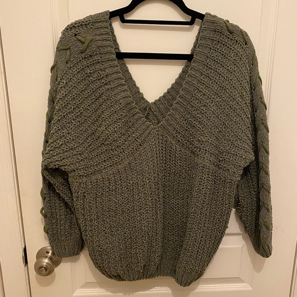 Olive green braided sleeve sweater - Picture 1 of 3